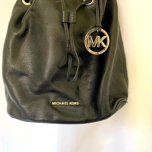 MICHAEL KORS Soft Leather black bucket purse with shoulder strap - Picture 2 of 14